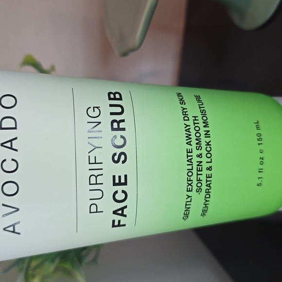Dead Sea Minerals Avocado Purifying Face Scrub - Green - Picture 3 of 4